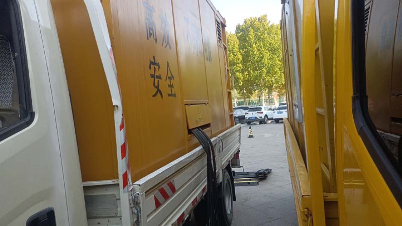 金平如何判断柴油发电机组和UPS电源的切换时间是否符合要求？