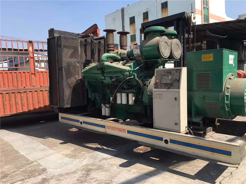 金平如何判断柴油发电机组的机油温度是否达到了合适的预热温度？