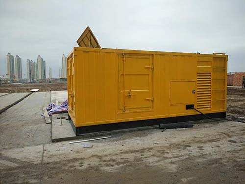 金平合同中关于乙方责任导致工期延误的赔偿标准应该如何制定？